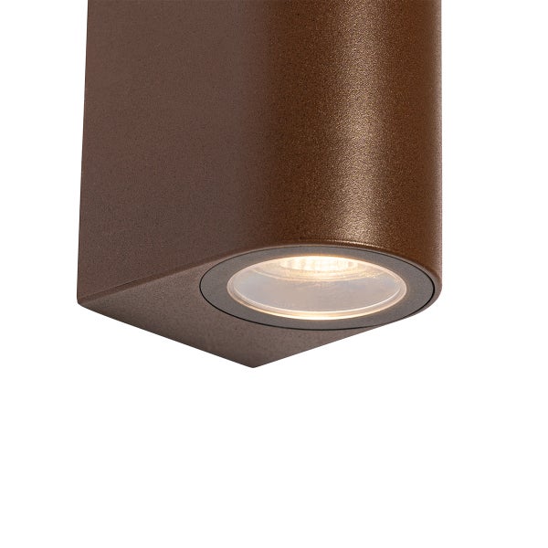 Zylindrische braune Außenwandleuchte mit warmweißem LED-Lichtaustritt nach unten und strukturierter Oberfläche.