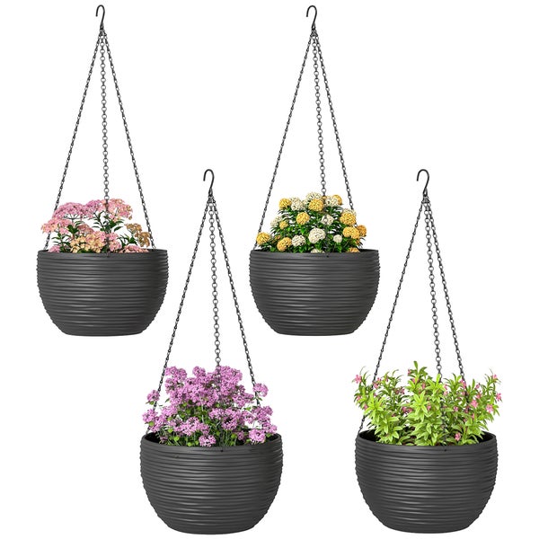Vier runde Hängeampeln mit Rillenstruktur und Metallketten, bepflanzt mit verschiedenen Blumen.