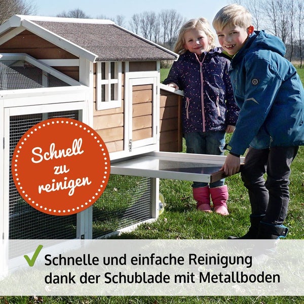 Kinder ziehen eine ausziehbare Schublade mit Metallboden zur einfachen Reinigung aus einem hölzernen Hühnerstall im Garten.