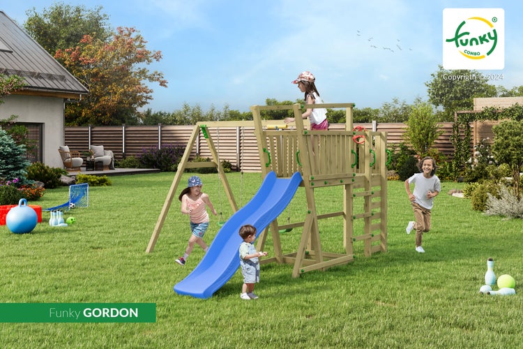 Spielturm Funky GORDON aus Holz mit blauer Rutsche, Schaukel und Leiter in einem hellen Garten mit Kindern beim Spielen.