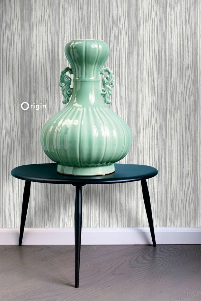 Dekorative Vase auf einem Beistelltisch vor einer Tapete