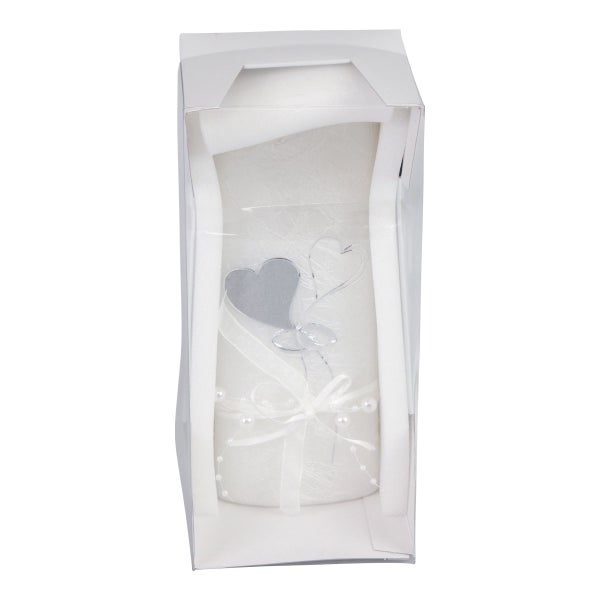 Dekorative Kerze mit Herzmotiv in Geschenkverpackung.