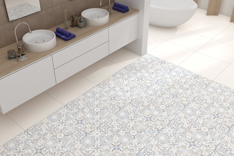 Helles Badezimmer mit Mosaikfliesen und Waschtisch