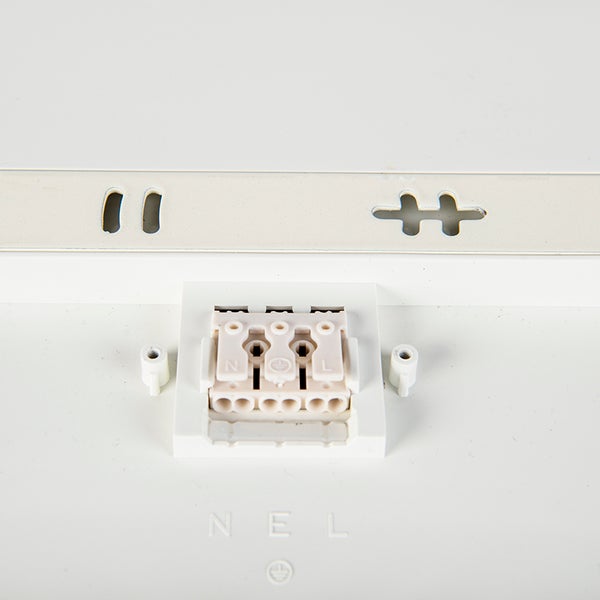 Nahaufnahme einer elektrischen Anschlussklemme mit Markierungen für Phase Neutralleiter und Erdung