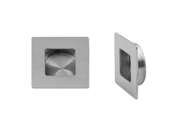 Wohnzimmer mit braunem Sofa, Couchtisch und Tapete mit Fächermuster