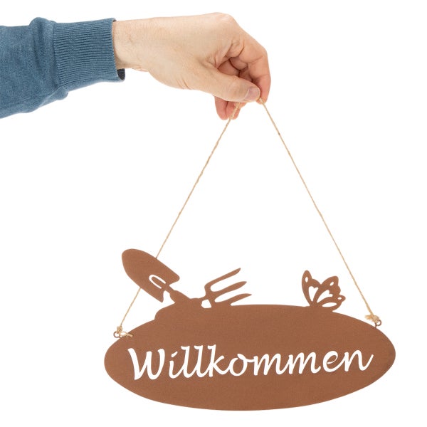 Dekoratives Willkommensschild aus Metall mit Schaufel, Rechen und Schmetterling an einer Kordel.