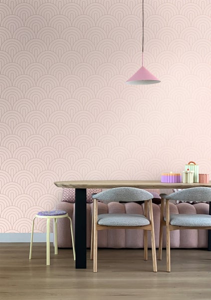 Esszimmer mit Esstisch, Stühlen, Hocker und Tapete mit Halbkreis Muster