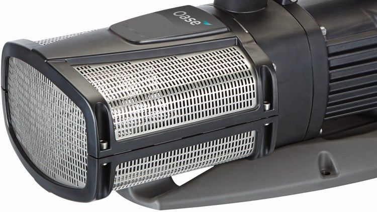 Oase Teichpumpe mit feinmaschigem Edelstahl-Filtergehäuse.