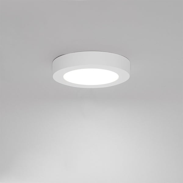 Flache, runde LED-Deckenleuchte in Weiß mit integriertem Leuchtmittel für moderne Innenraumbeleuchtung.