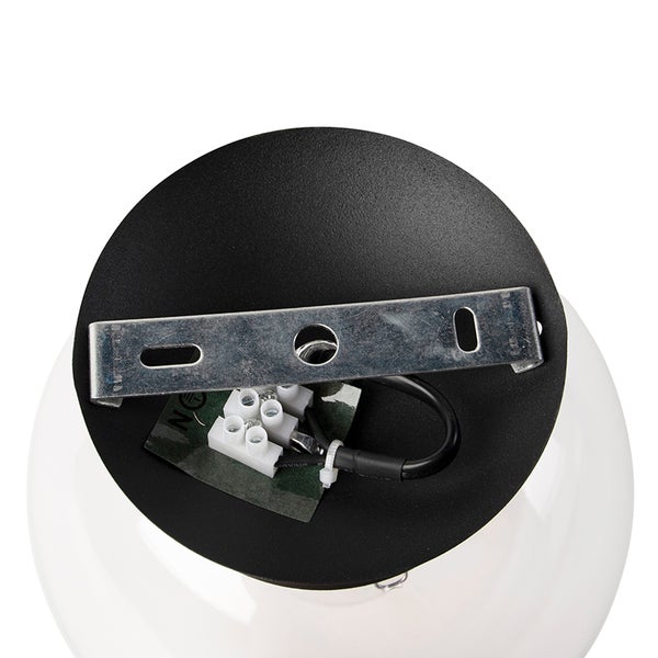 Detailansicht der Deckenbefestigung einer Lampe mit Lüsterklemme und Metallbügel