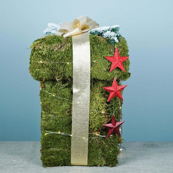 Dekoratives Moosgeschenk mit Schleife und Sternen