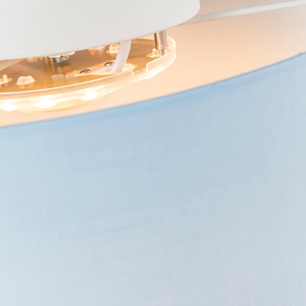 Nahaufnahme einer eingeschalteten LED-Leuchte mit einem blauen Stoffschirm.