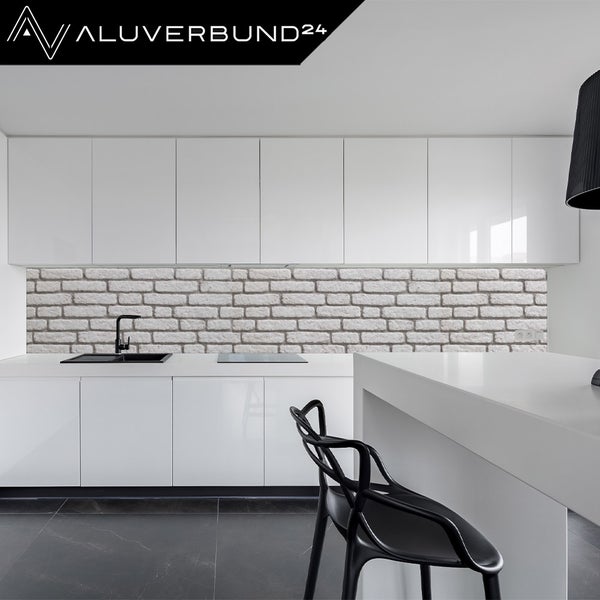 Moderne Küche mit weißer Küchenzeile und Spritzschutz in Steinoptik