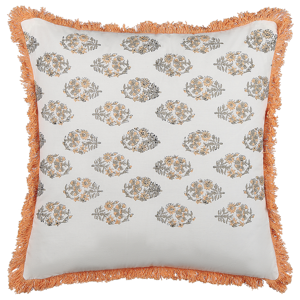Quadratisches Zierkissen mit Blumenmuster und umlaufenden Fransen in Orange.