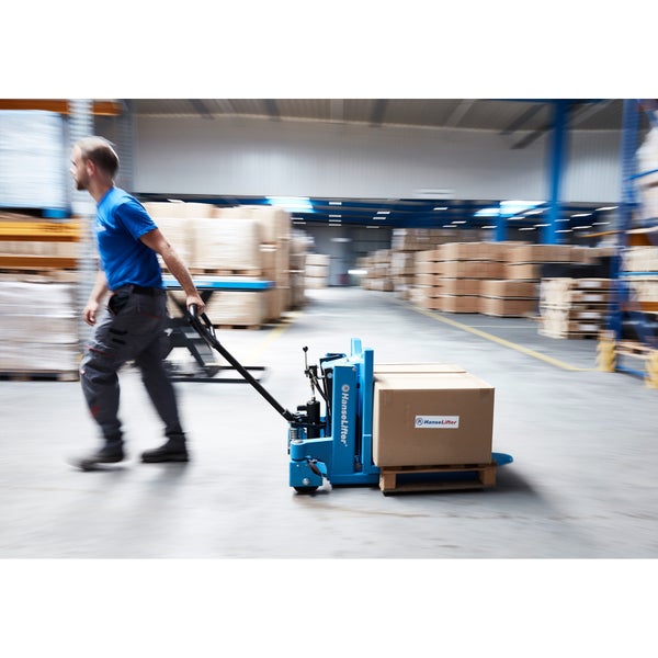 Ein Mitarbeiter zieht einen blauen HanseLifter Hubwagen mit einem Karton auf einer Palette durch ein helles und organisiertes Lagerhaus.