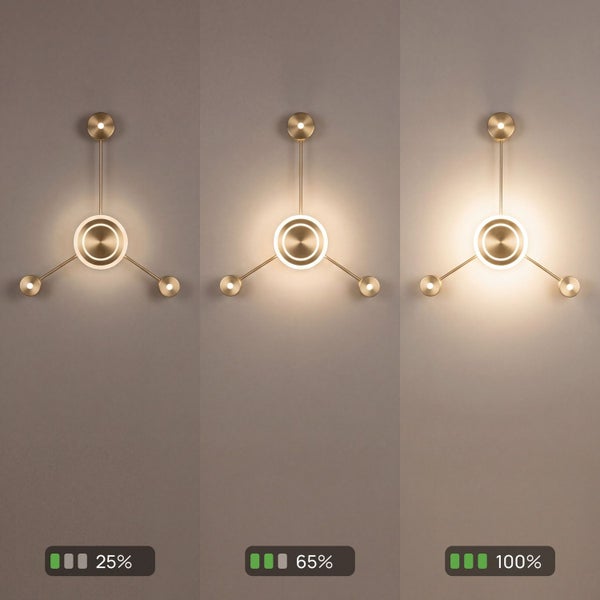 Dimmbare LED-Wandleuchte in Messingoptik mit drei Helligkeitsstufen von 25 Prozent, 65 Prozent und 100 Prozent.