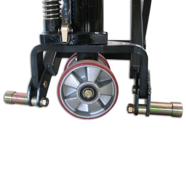 Detailansicht der Räder eines Palettenhubwagens.