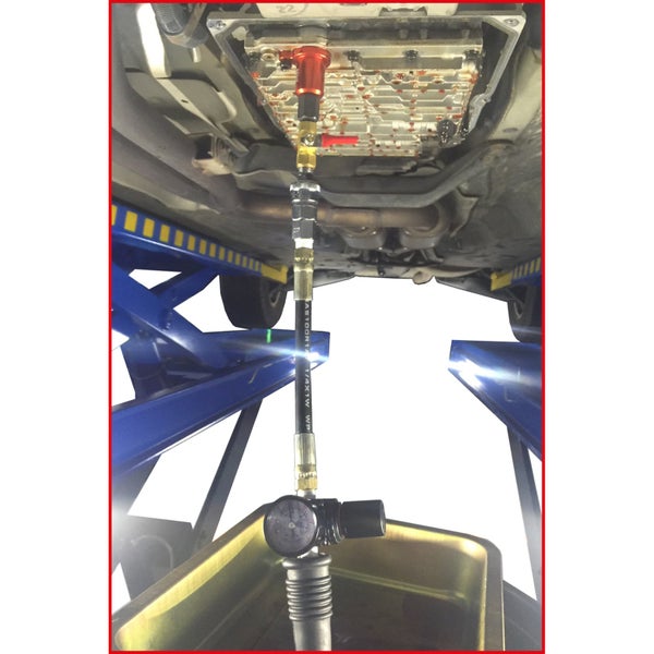 Ölwechsel an einem Auto auf einer Hebebühne mit Auffangwanne für Öl