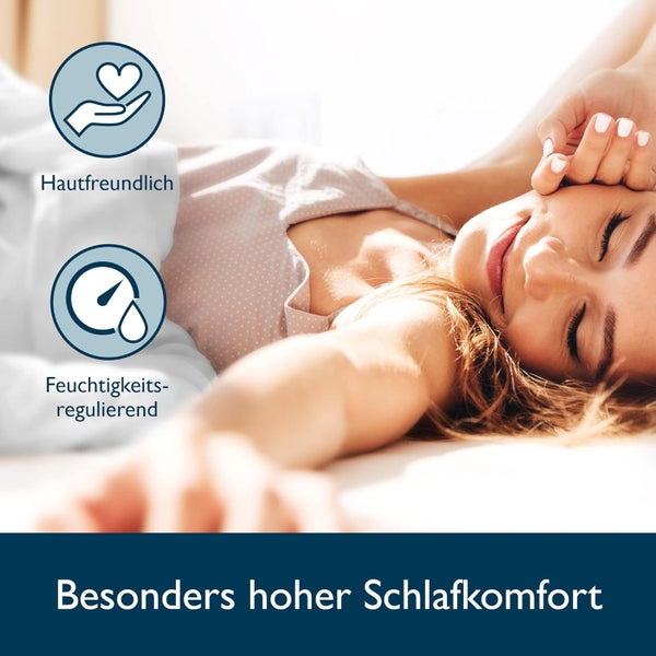 Frau schläft im Bett, Symbole für Hautfreundlichkeit und Feuchtigkeitsregulierung, Text besonders hoher Schlafkomfort.