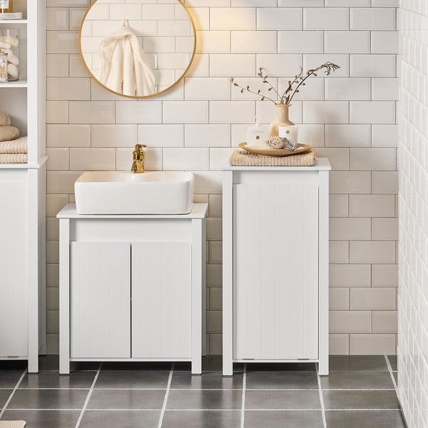 Badezimmer-Szene mit weißem Waschtischunterschrank, Aufsatzwaschbecken und Spiegelschrank