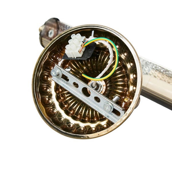 Detailaufnahme einer Lampenbefestigung mit Schrauben, Klemmen und Verkabelung.