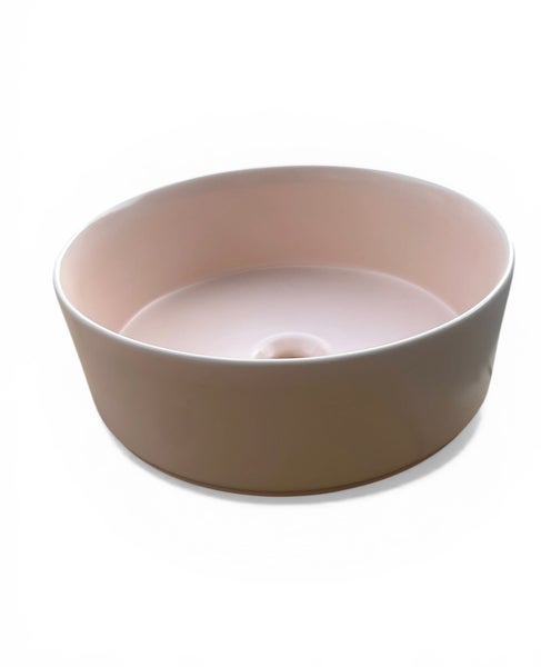 Rundes Aufsatzwaschbecken aus Keramik in Rosa.