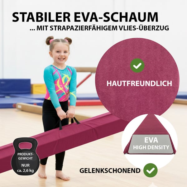 Zusammenklappbarer Gymnastik-Schwebebalken in einem Kinderzimmer, inklusive grauer Tragetasche für platzsparende Aufbewahrung.