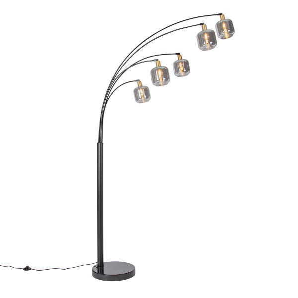 Fünfflammige Bogenstehleuchte mit schwarzen Metallarmen und Schirmen aus Rauchglas.