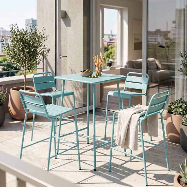 Moderner Balkon mit hellblauem Bistrotisch und vier Barhockern aus Metall, dekoriert mit Topfpflanzen auf einer hellen Terrasse.