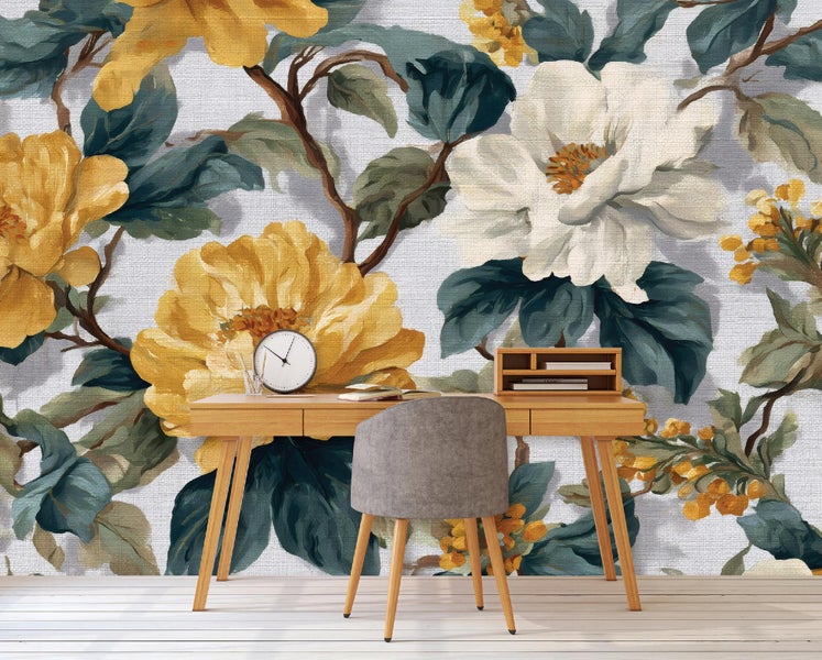 Dekorative Wand mit floralem Muster und Schreibtisch mit Stuhl im Raum.