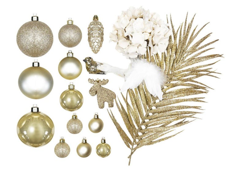 Weihnachtsbaumschmuck Set bestehend aus verschiedenen Kugeln, einer Tannenzapfenform, einer Vogelfigur, einem Elch und künstlichen Zweigen.
