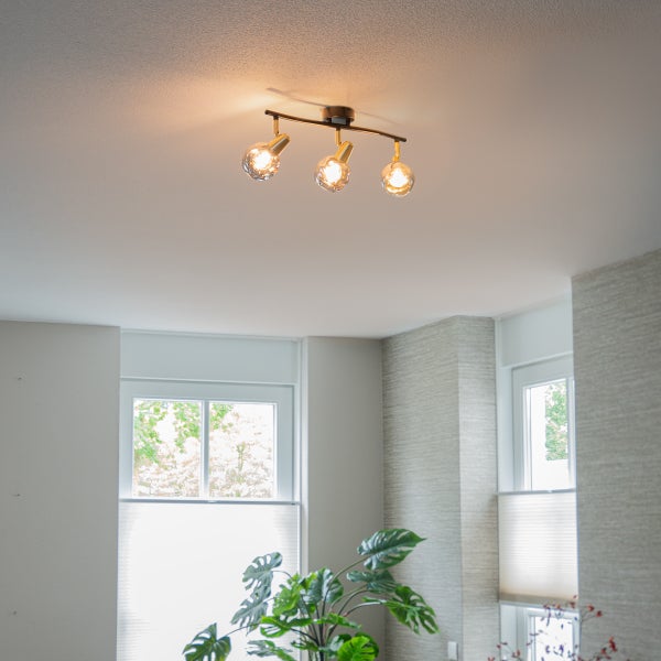 Deckenleuchte mit drei Strahlern im Wohnzimmer