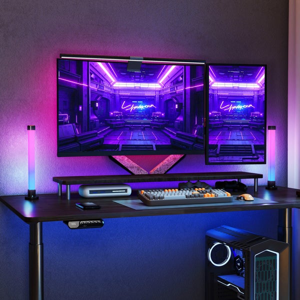Gaming-Setup mit Monitor, PC, Tastatur und Beleuchtung auf einem Schreibtisch