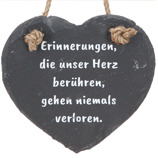 Herzförmiges Schieferschild mit der Aufschrift: Erinnerungen, die unser Herz berühren, gehen niemals verloren.