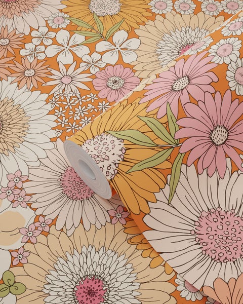 Tapete mit floralem Retro Blumenmuster in großflächigem Design auf einer Tapetenrolle