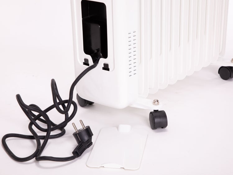 Weißer Ölradiator mit Stromkabel und Stecker