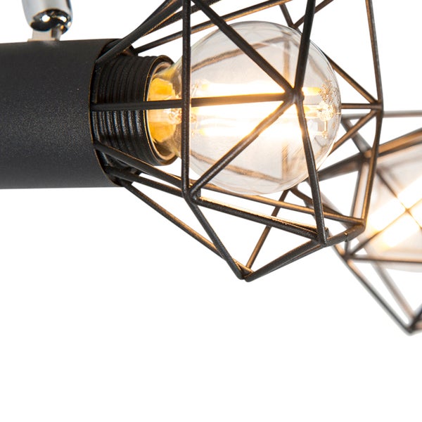 Detailaufnahme einer Lampe mit geometrischem Lampenschirm