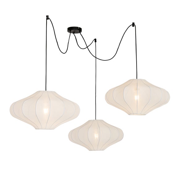 Dreiflammige Pendelleuchte mit weißen Textilschirmen in geschwungener Form und schwarzen Kabeln.