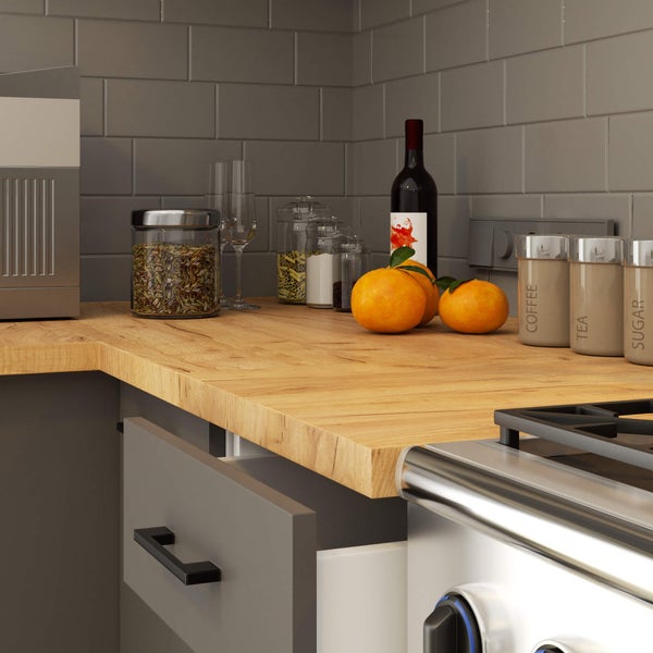 Küchenszene mit Arbeitsplatte, Schränken und verschiedenen Küchenutensilien