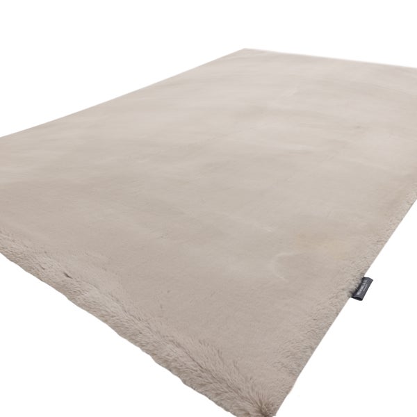 Rechteckiger Teppich in Felloptik mit weicher Textur und Markenetikett