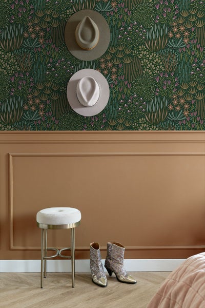 Florales Muster für Tapeten mit verschiedenen stilisierten Blumen, Blättern und Gräsern im botanischen Design.