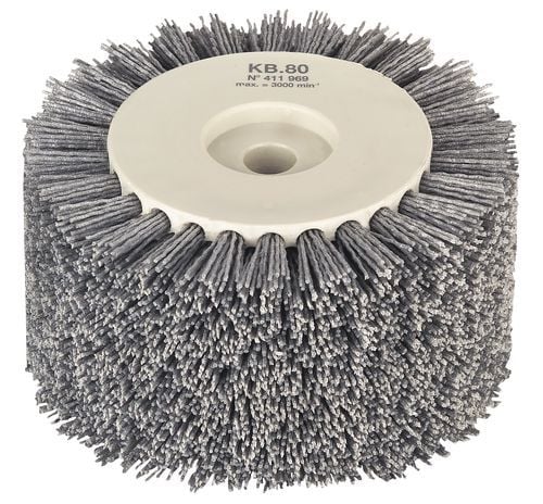 Ein Bauarbeiter verwendet einen Linienlaser mit Stativ zur Nivellierung eines Bodens