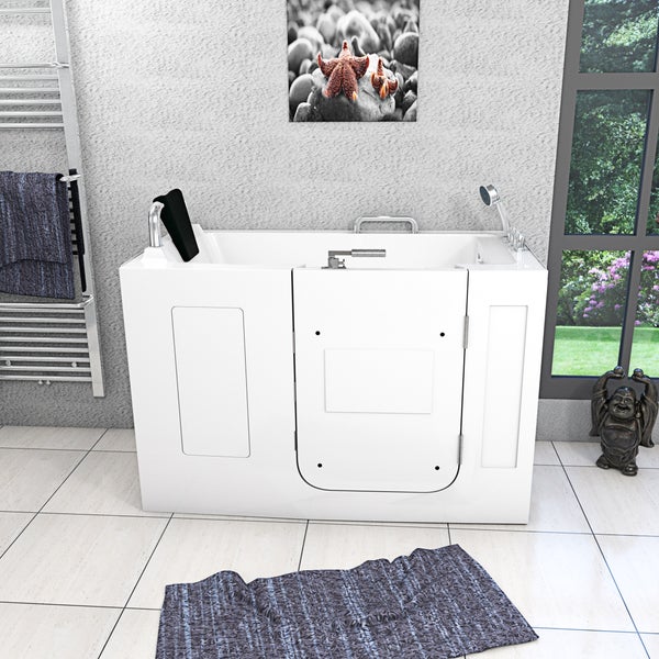 Begehbare Badewanne mit Tür in einem hellen Badezimmer mit Fliesenboden