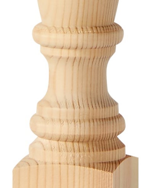 Detailaufnahme eines gedrechselten Pfostens aus Holz mit dekorativen Verzierungen und sichtbarer Holzmaserung.