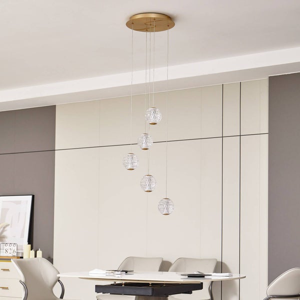 Moderne Pendelleuchte mit fünf strukturierten Glaskugeln in verschiedenen Höhen über einem Esstisch.