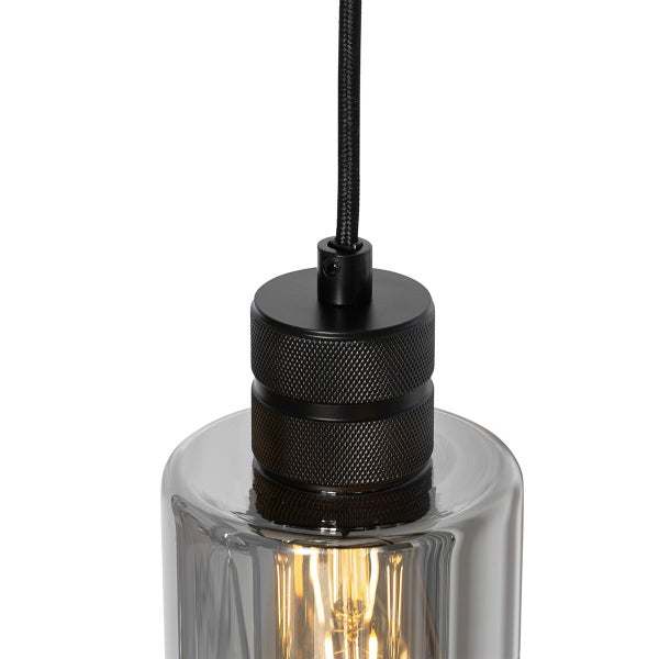 Pendelleuchte mit rauchfarbenem Glaszylinder, schwarzer Metallfassung mit Rändelung und schwarzem Textilkabel.