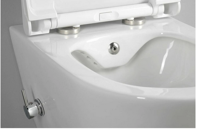 Nahaufnahme eines Dusch-WCs mit integrierter Bidet-Düse und seitlichem Bedienhebel aus Metall.