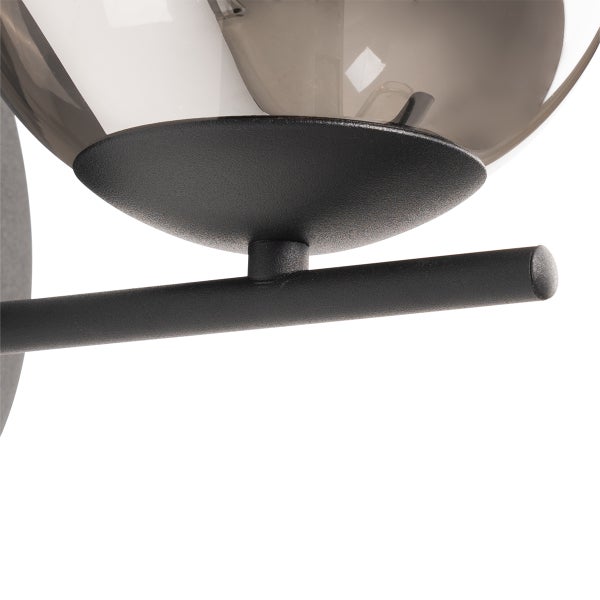 Detailaufnahme einer schwarzen Wandleuchte mit Glasschirm