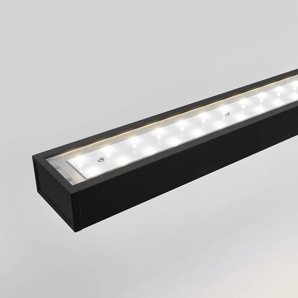 Schwarze rechteckige LED-Leuchte mit integriertem Leuchtmittel und sichtbaren LED-Punkten.