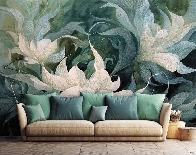 Wohnzimmer mit floraler Tapete, Sofa und Dekokissen